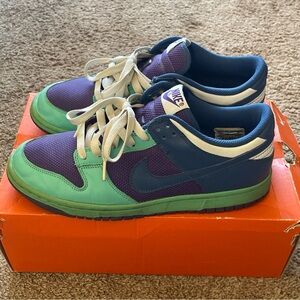 Women’s Nike dunk low size 11 men’s size 9 good condition with box azure/purple